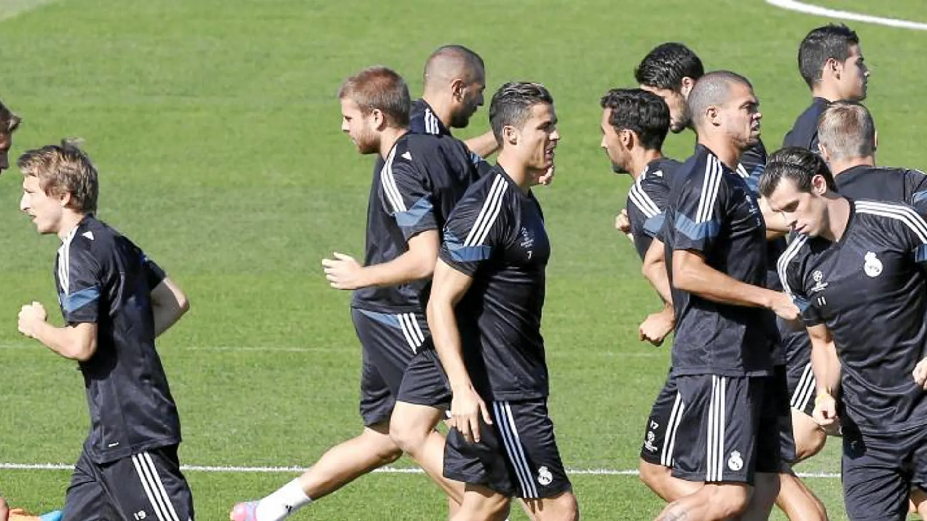 TODOS A UNA. Ancelotti quiere que con el paso de los partidos los futbolistas jueguen como un equipo