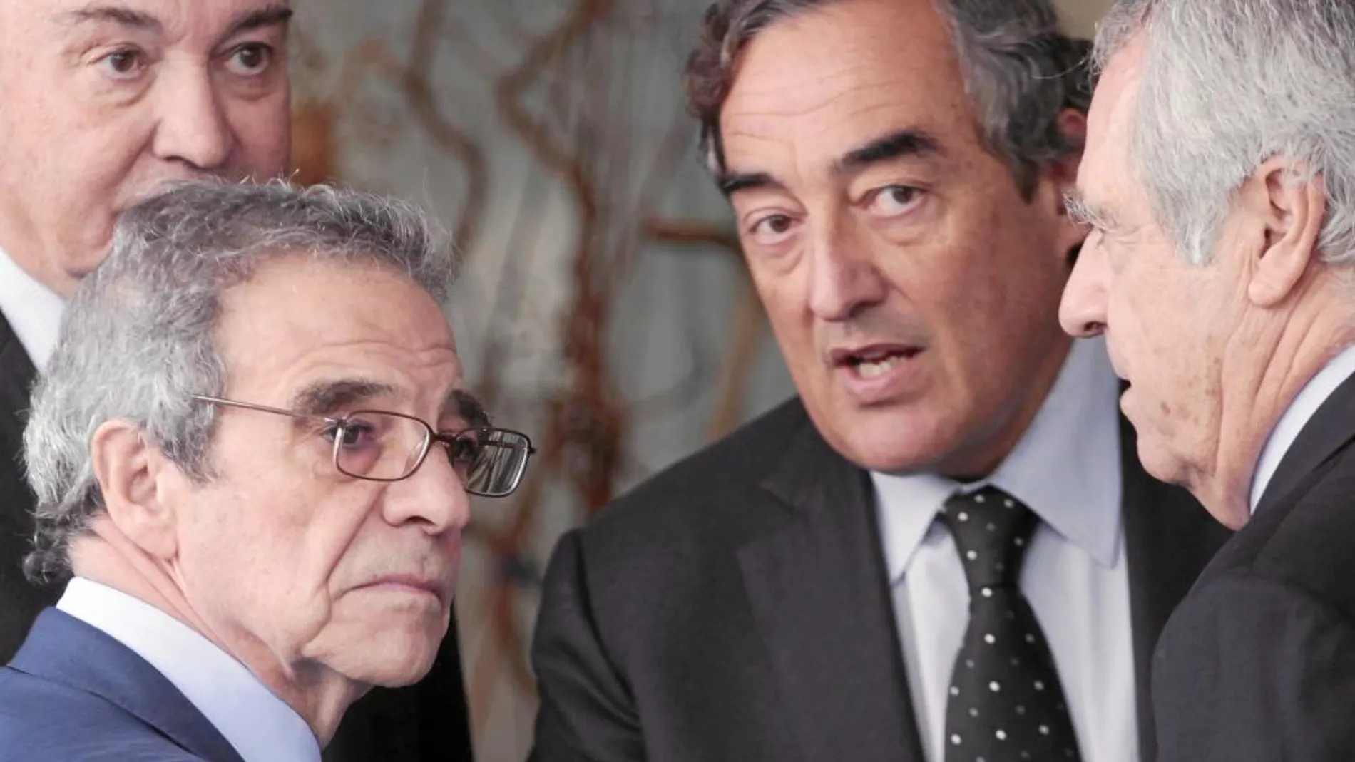 De izda. a dcha., César Alierta, con Juan Rosell y Fernando Casado