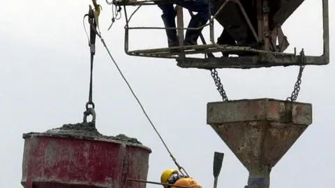 Dos obreros en la construcción de un edificio