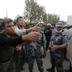 Víctimas del terremoto se enfrentan a la policía durante una manifestación por la gestión de la tragedia