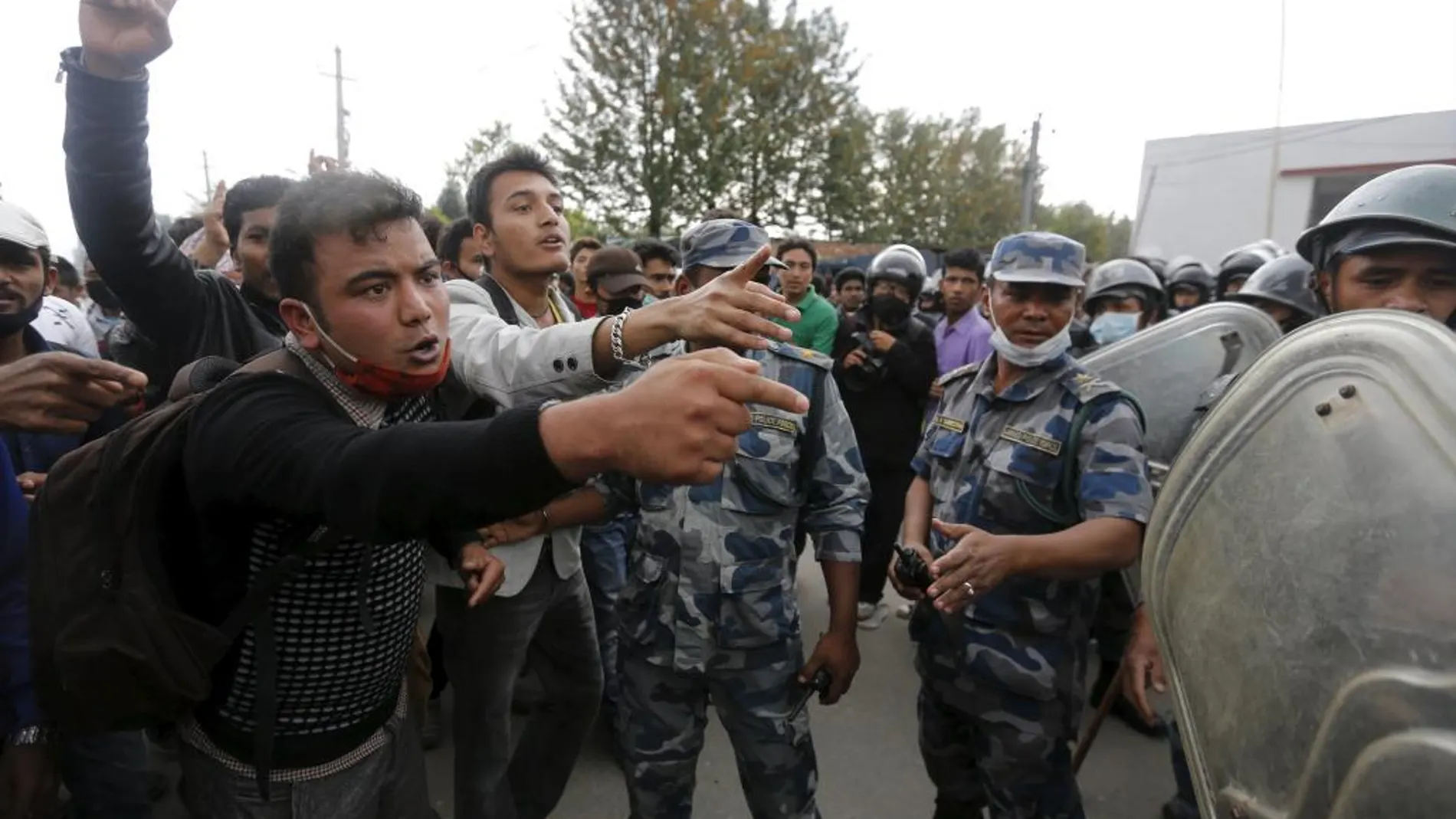Víctimas del terremoto se enfrentan a la policía durante una manifestación por la gestión de la tragedia