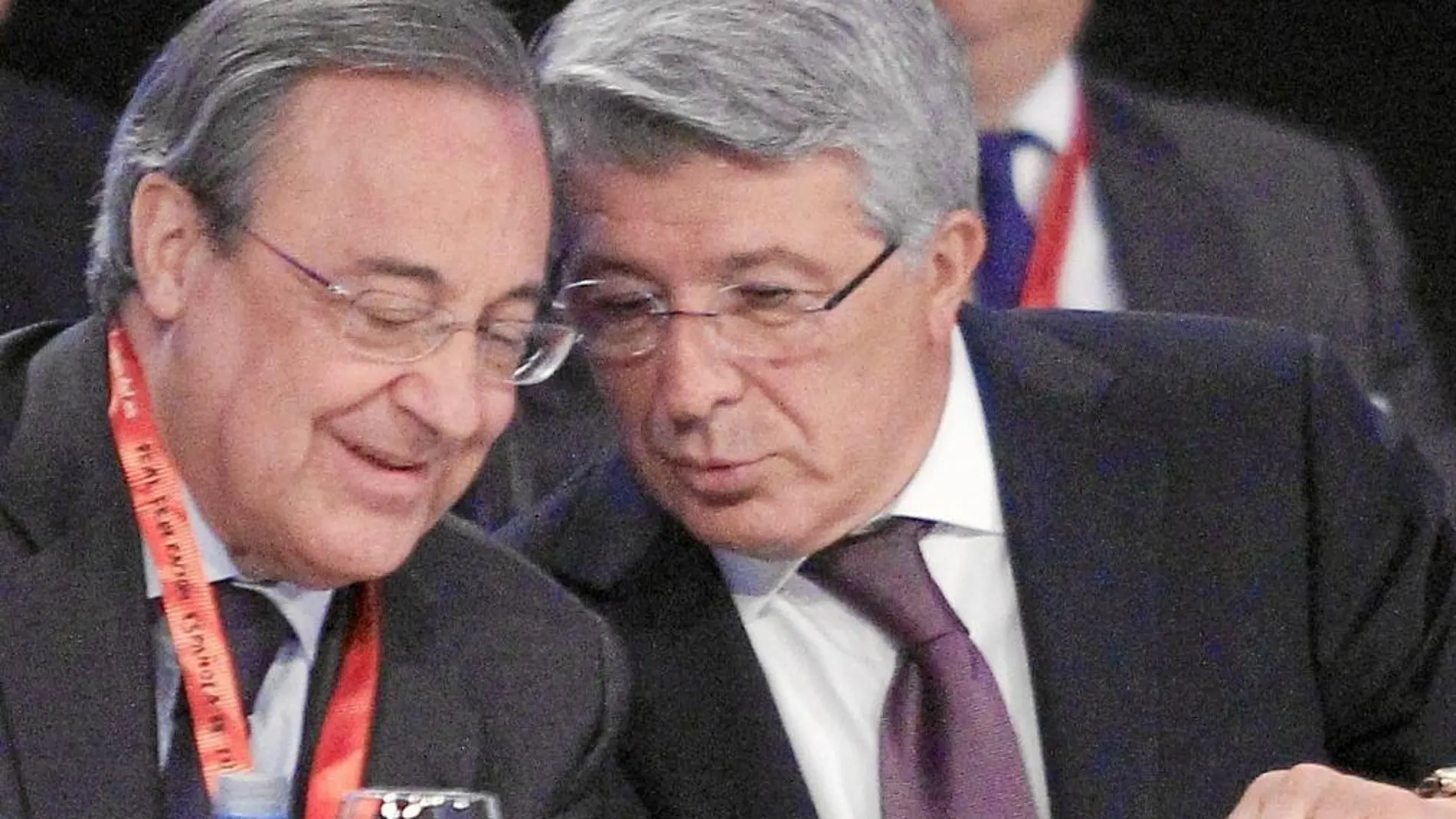 Florentino Pérez y Enrique Cerezo conversan durante la Asamblea de la Federación
