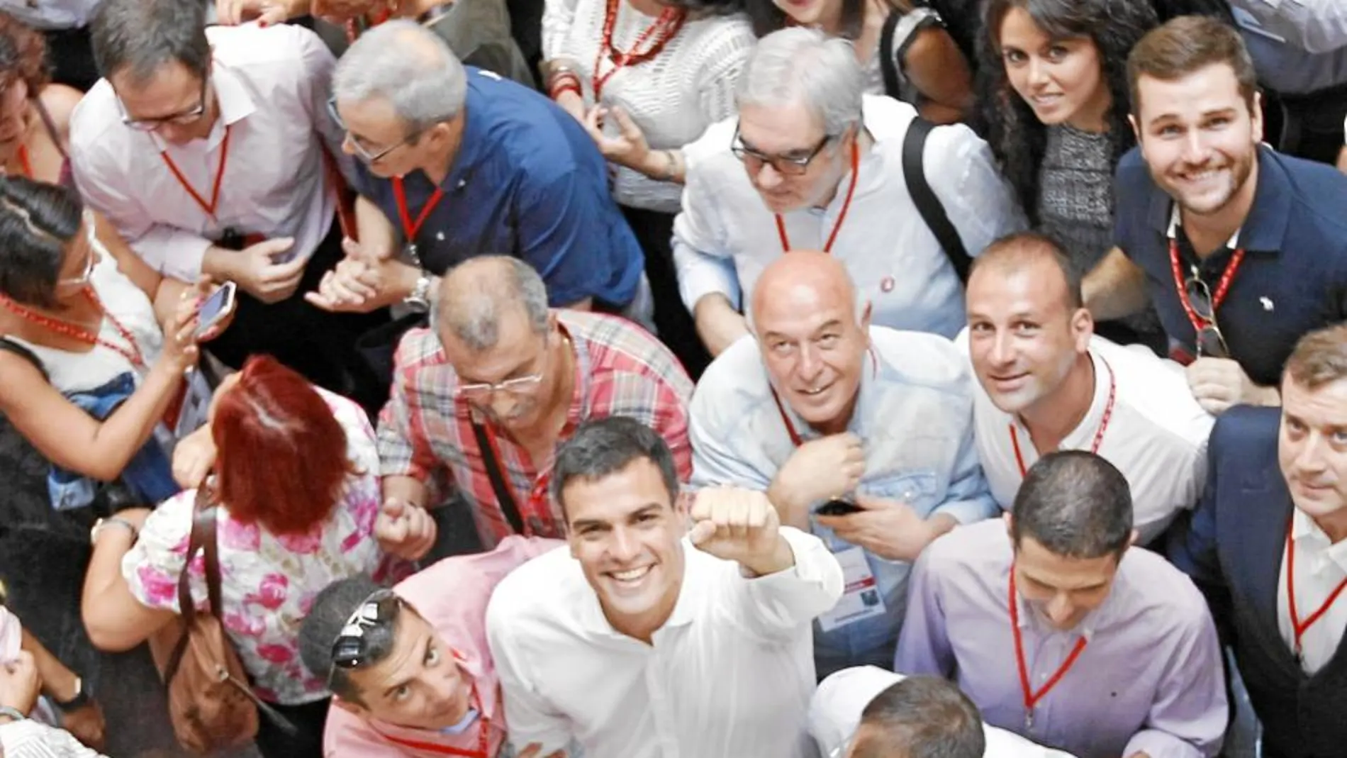 El líder socialista, rodeado de sus militantes
