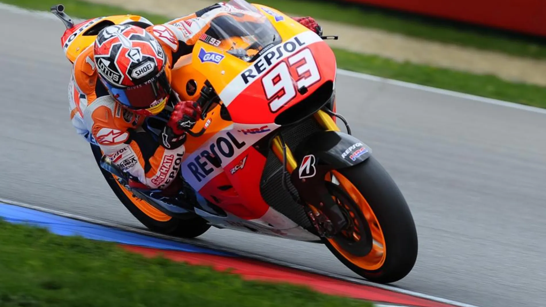 Marc Marquez celebra su pole.