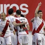 El delantero del Rayo Vallecano Francisco Medina "Piti"(d) celebra con sus compañeros el gol marcado de penalti al Real Betis. EFE/Kiko Huesca