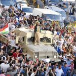 Un convoy de soldados kurdos es ovacionado en la ciudad de Mardin, en la frontera entre Siria y Turquía, de camino a Kobani