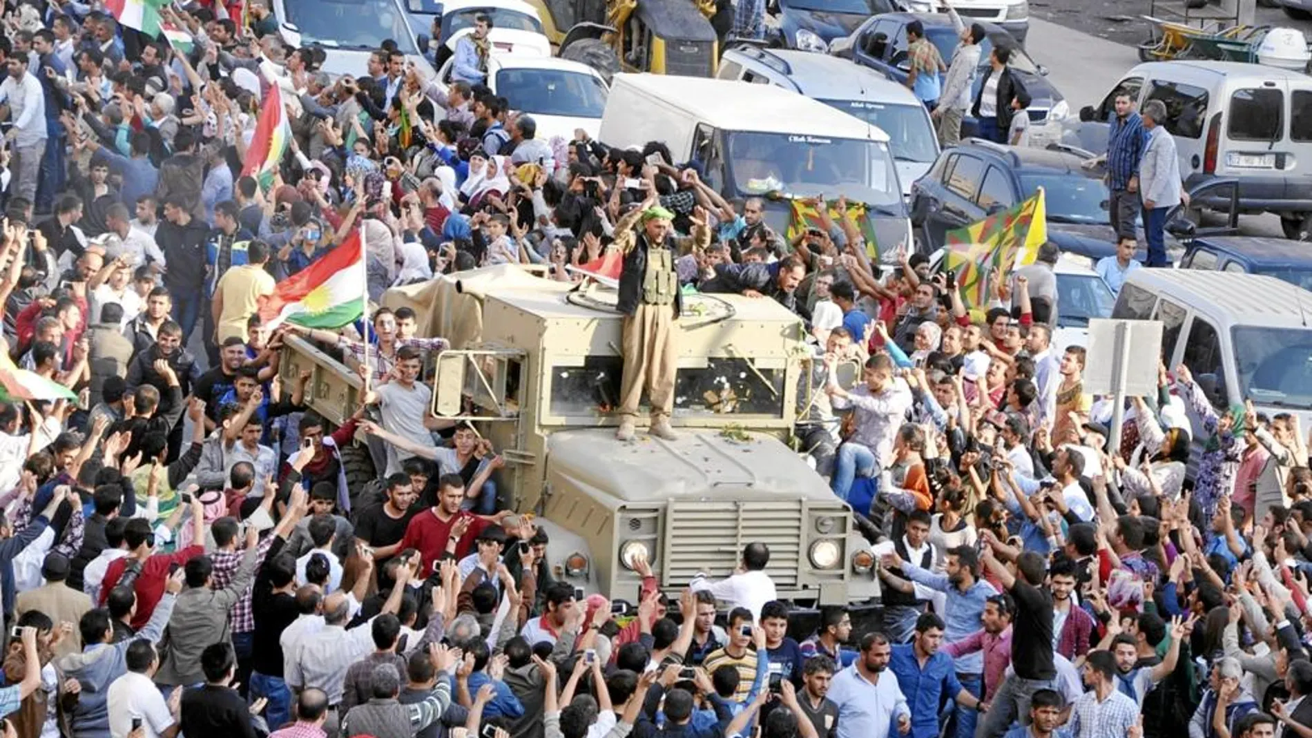 Un convoy de soldados kurdos es ovacionado en la ciudad de Mardin, en la frontera entre Siria y Turquía, de camino a Kobani