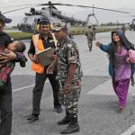 Un grupo de nepalíes son evacuados por las fuerzas indias