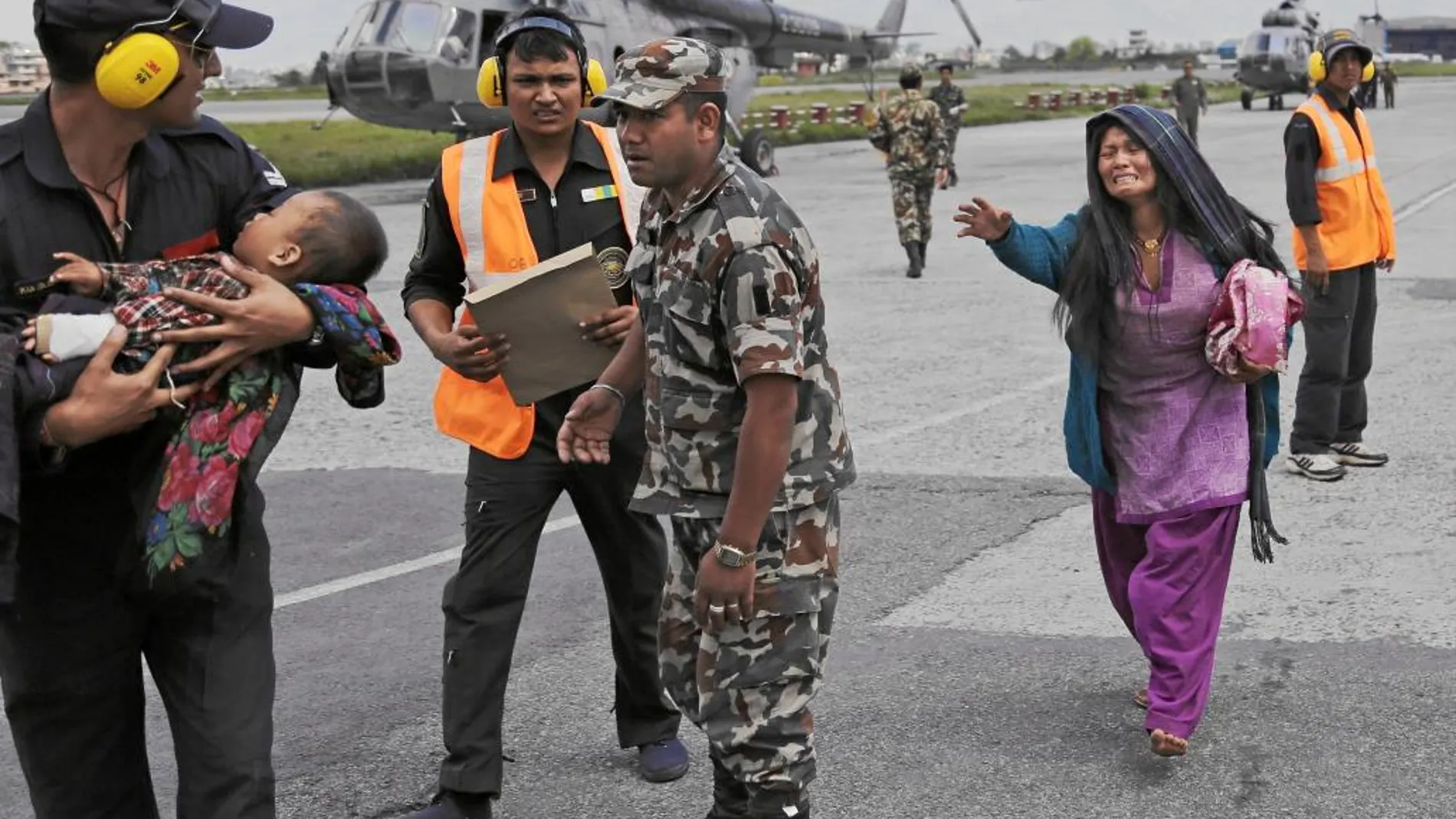 Un grupo de nepalíes son evacuados por las fuerzas indias