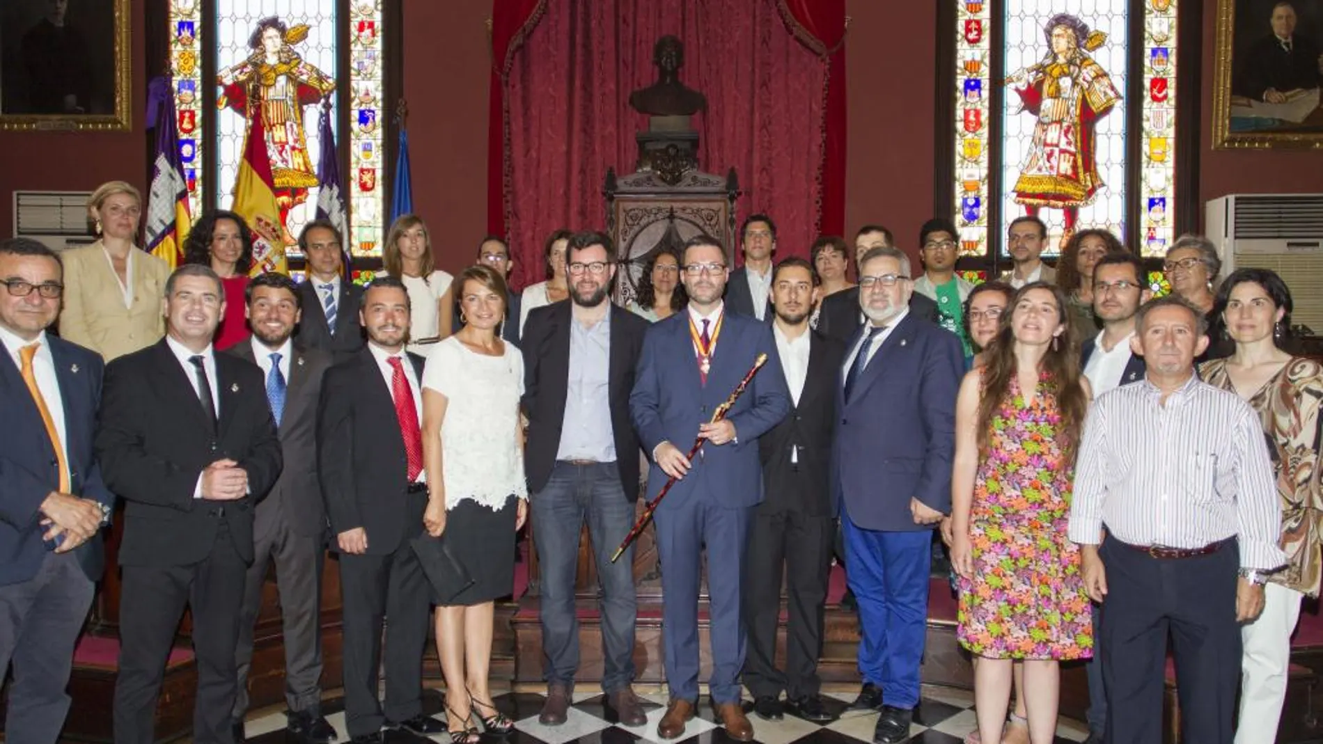 El socialista José Hila (c) junto con los miembros del nuevo consistorio tras ser investido hoy nuevo alcalde de Palma.