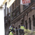 Agentes de los Tédax de la Policía Nacional en la calle Cicerón del distrito de Tetuán de Madrid donde han explosionado de forma controlada el posible artefacto
