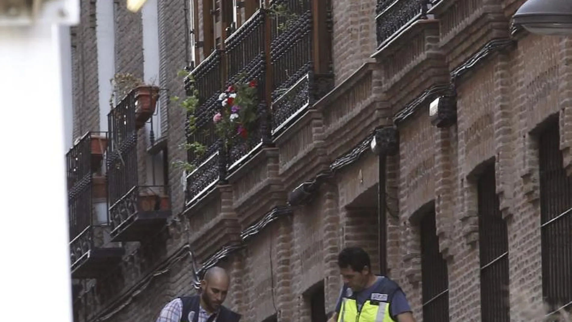 Agentes de los Tédax de la Policía Nacional en la calle Cicerón del distrito de Tetuán de Madrid donde han explosionado de forma controlada el posible artefacto