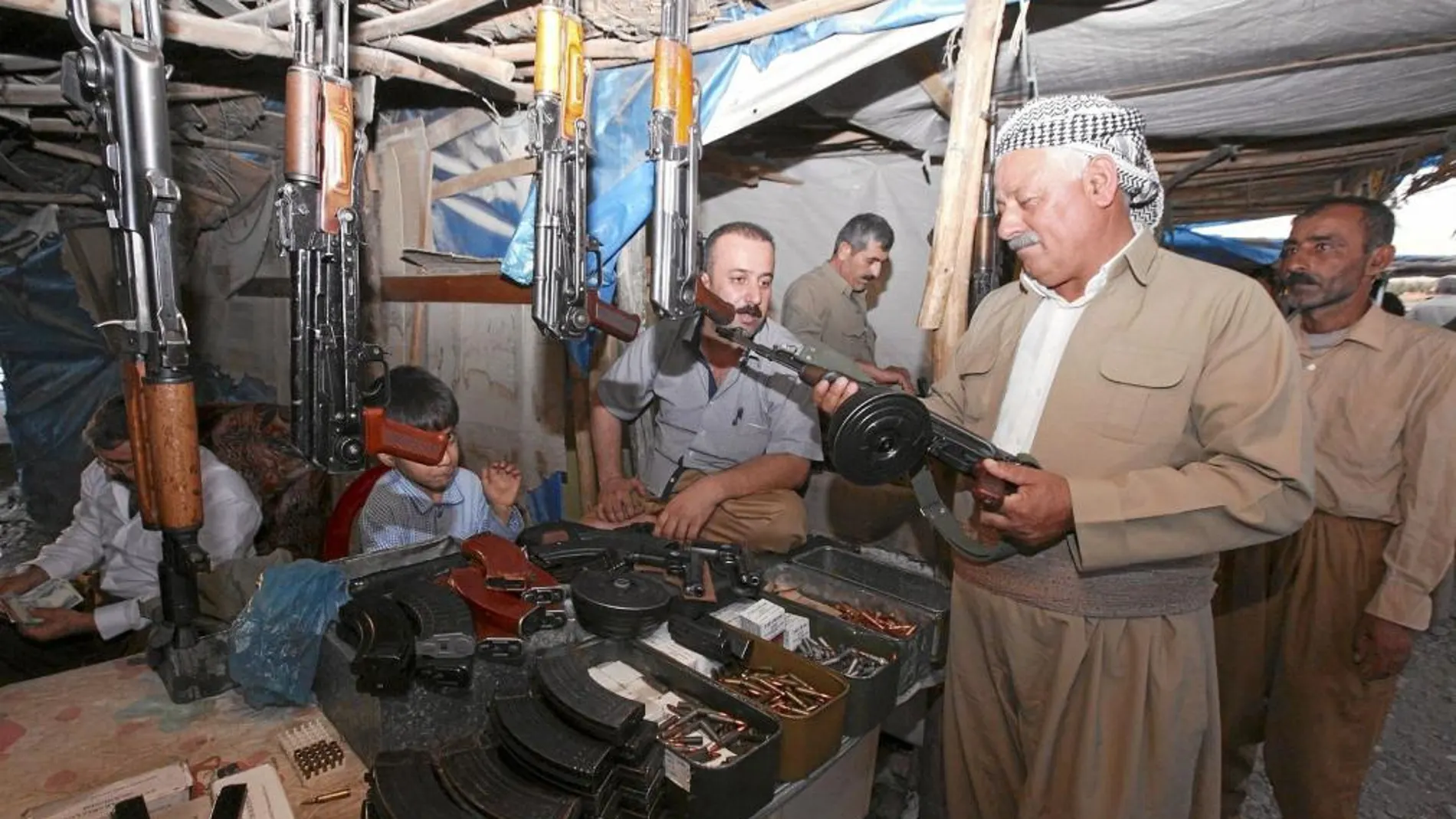«RASTRILLO» DE ARMAS. En Erbil, los puestos que ofrecen todo tipo de armamento