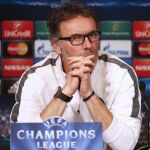 Laurent Blanc durante su etapa como entrenador del Valencia.