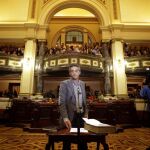 El nuevo alcalde de A Coruña y líder de la Marea Atlántica, Xulio Ferreiro, jura su cargo.