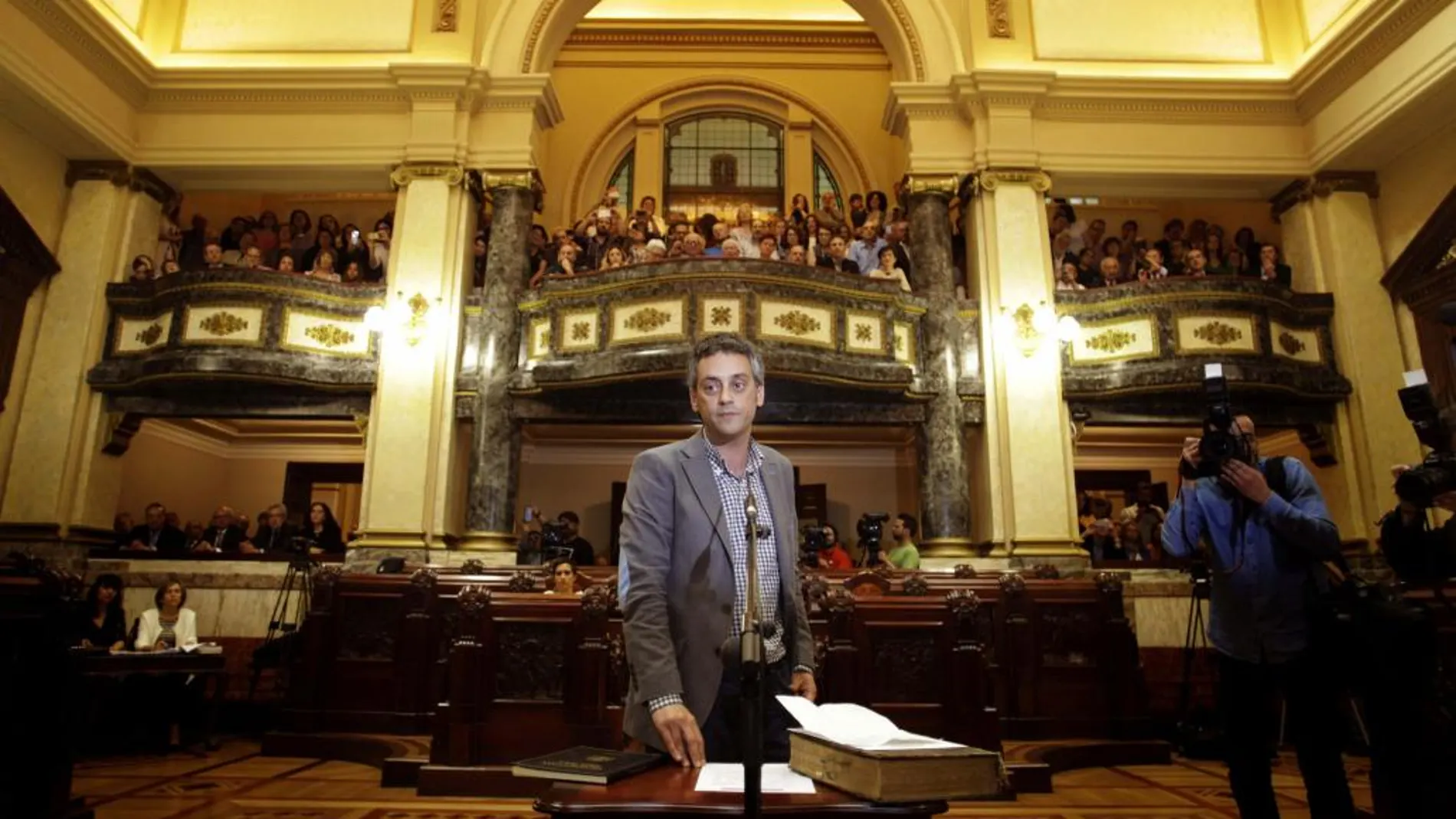 El nuevo alcalde de A Coruña y líder de la Marea Atlántica, Xulio Ferreiro, jura su cargo.