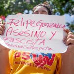Una chavista se manifiesta contra la presencia de González