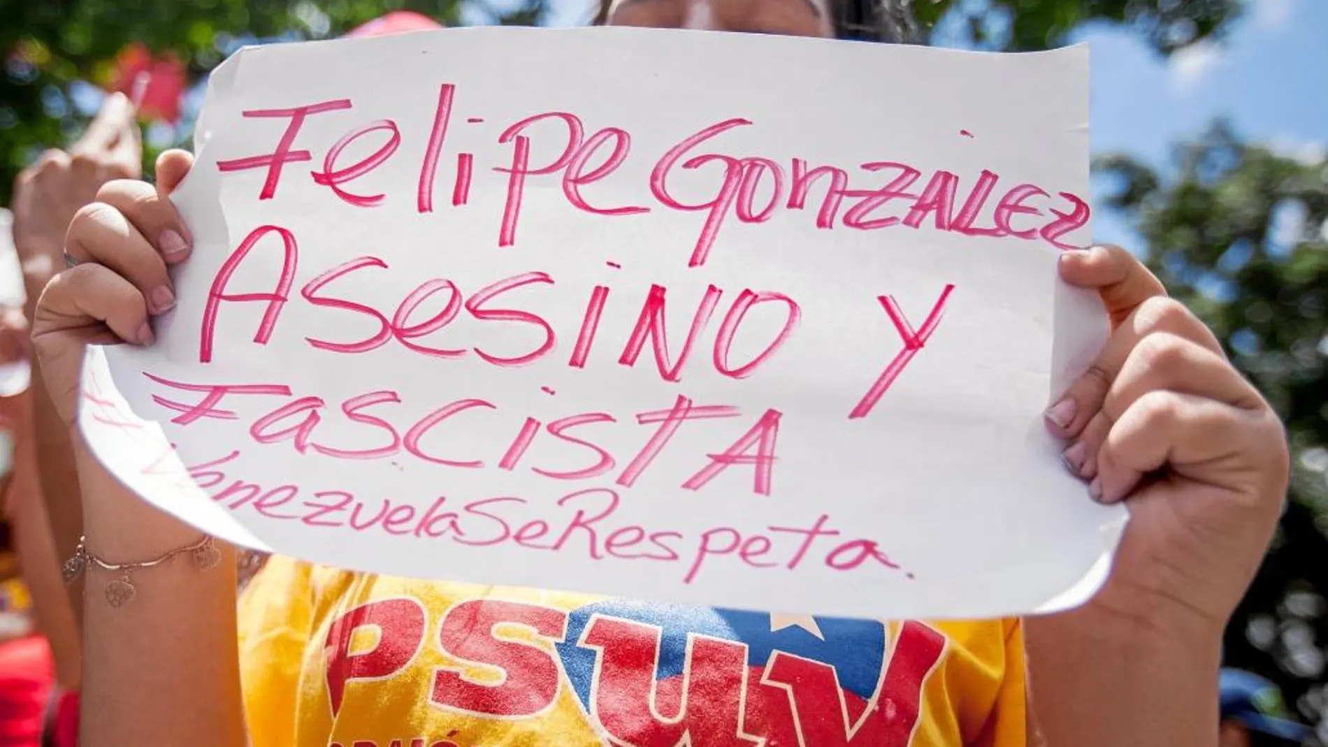 Una chavista se manifiesta contra la presencia de González