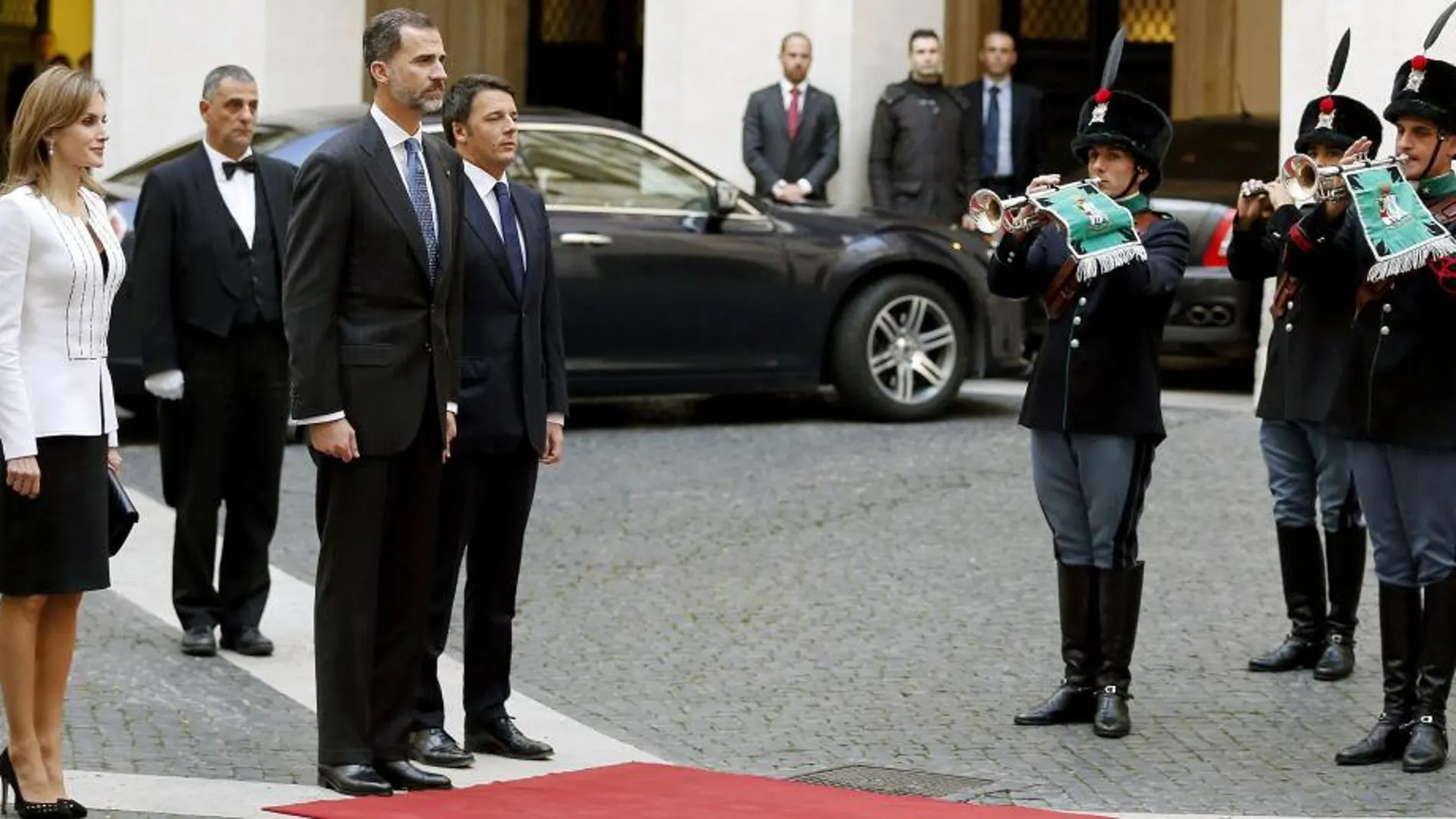 Los reyes Felipe VI y Letizia junto al primer ministro italiano, Matteo Renzi (c), antes del encuentro mantenido en el palacio Montecitorio de Roma