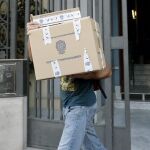 Miembros de la Unidad de Delincuencia Económica y Fiscal (UDEF) tras el registro llevado a cabo en la sede del Grupo Atitlán en Valencia