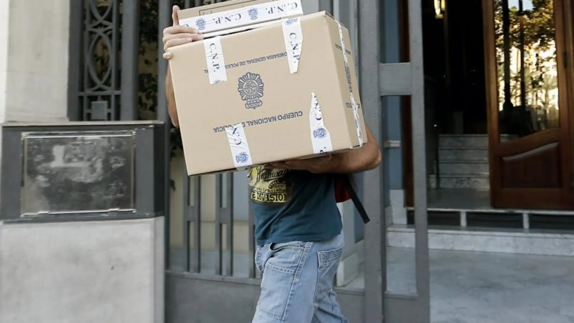 Miembros de la Unidad de Delincuencia Económica y Fiscal (UDEF) tras el registro llevado a cabo en la sede del Grupo Atitlán en Valencia