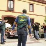 Agentes de la Unidad Central Operativa (UCO) de la Guardia Civil protegen la salida de un vehículo en la sede de la Diputación Provincial de Sevilla