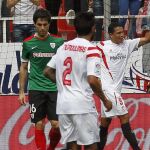 Carlos Bacca celebra con sus compañeros el segundo gol de su equipo ante al Athletic.