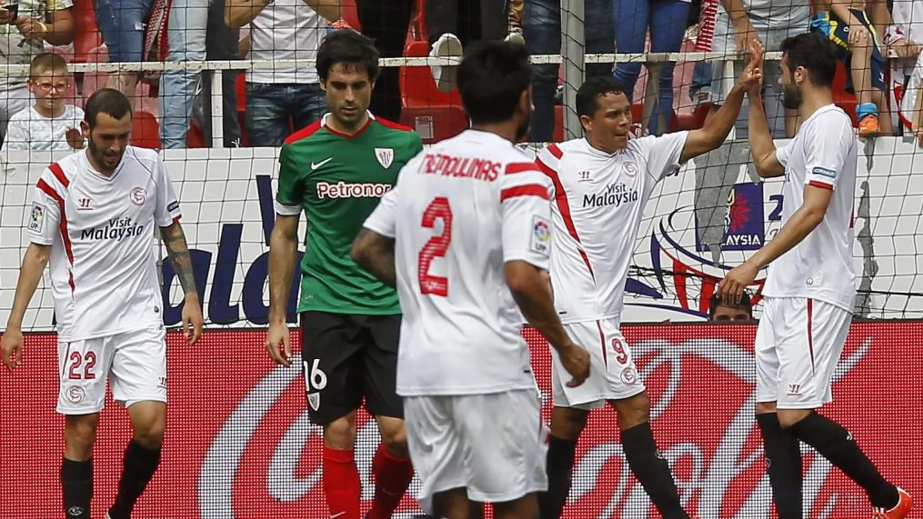 Carlos Bacca celebra con sus compañeros el segundo gol de su equipo ante al Athletic.