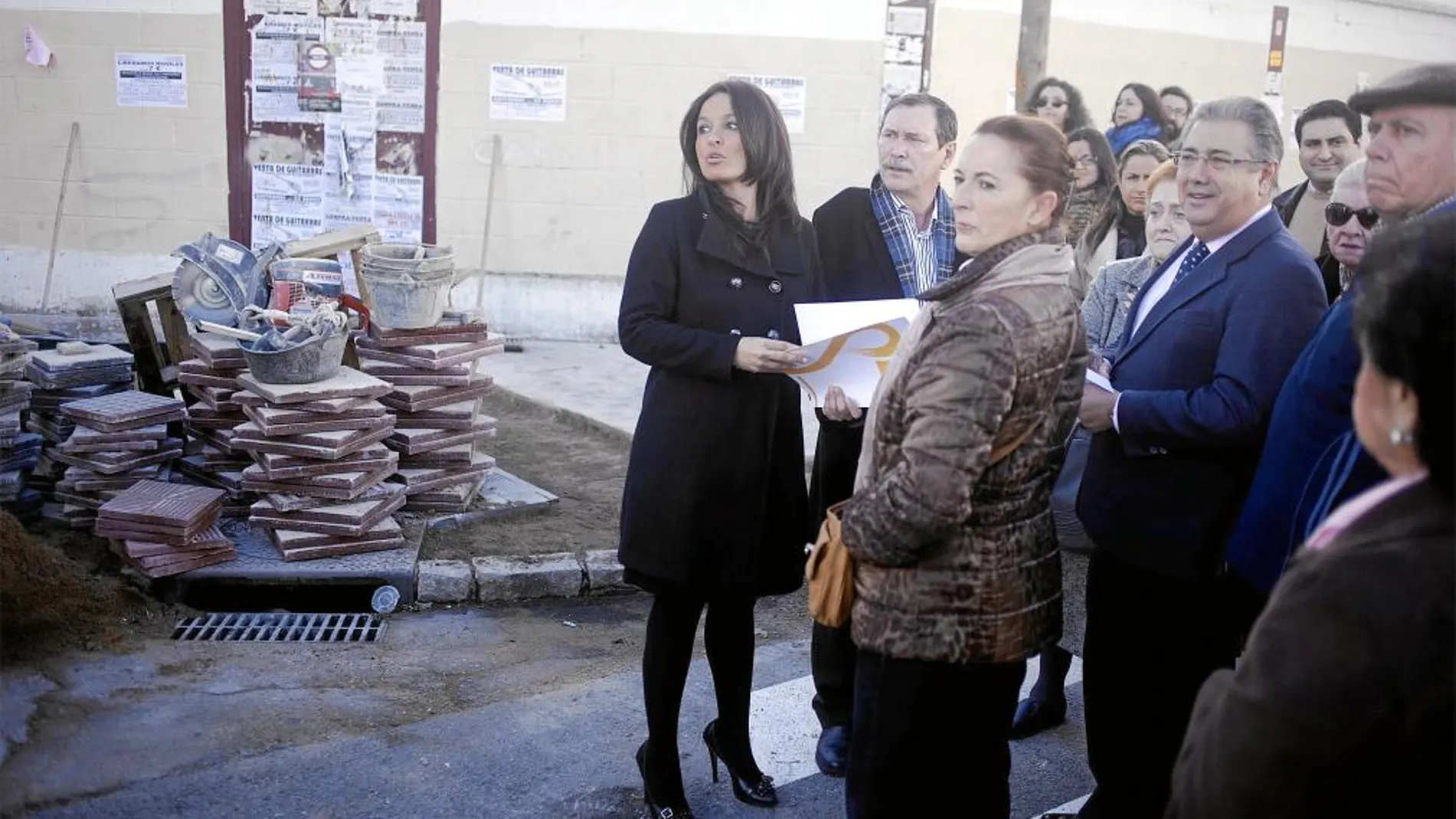 Zoido visitó ayer las obras que permitirán eliminar las barreras arquitectónicas en el barrio de Retiro Obrero