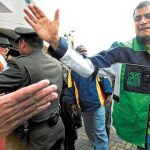 Rafael Correa saluda a partidarios en Pujili, al sur de Quito, seguro de lograr la reelección