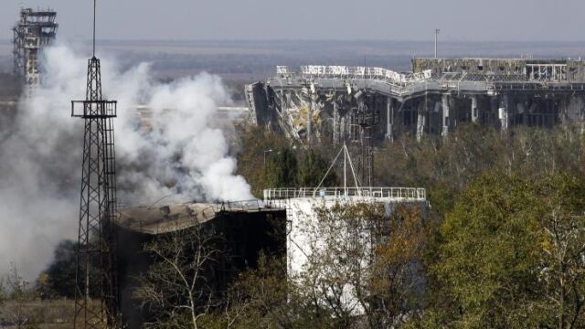 Humo en las cercanías del aeropuerto de Donetsk, al fondo en la imagen.