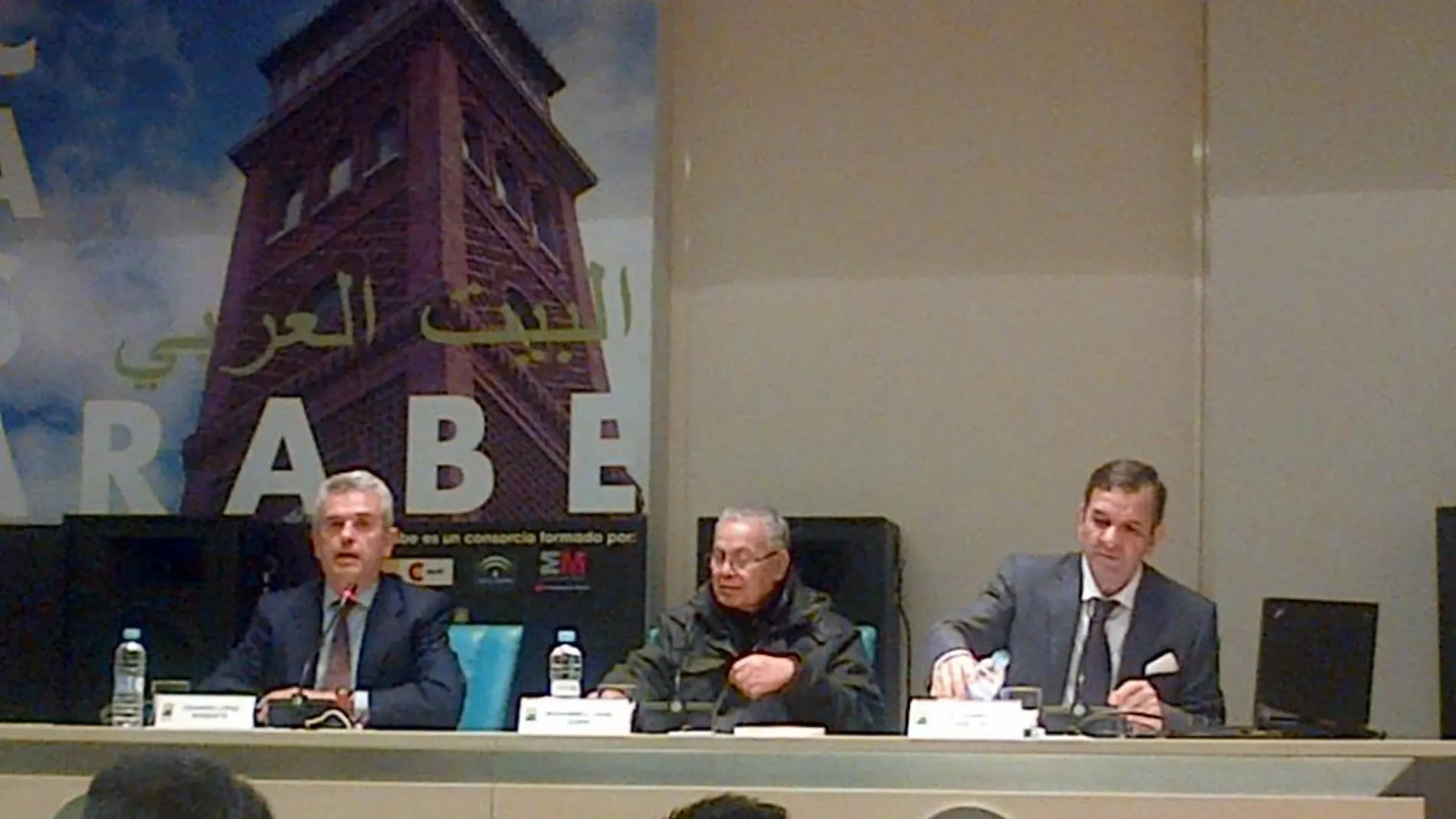 De izda a drcha, el director de Casa Árabe Eduardo López Busquets, el conferenciante (en el centro) Mohammed Larbi Zebiri y el embajador de Argelia, Mohammed Haneche.