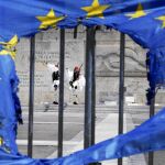 Una bandera quemada de la UE ondea en la tumba del Soldado Desconocido, en la plaza Syntagma de Atenas