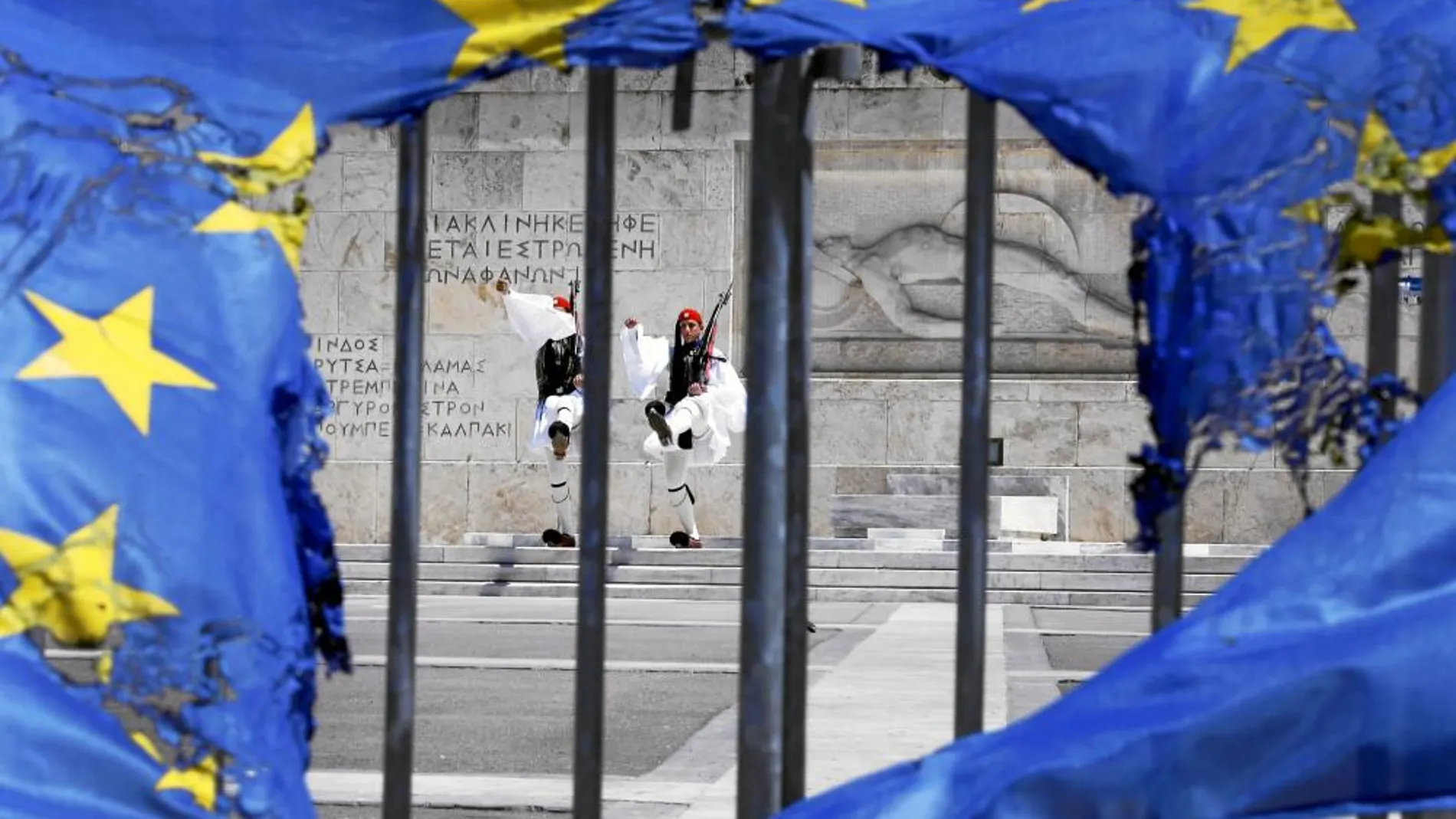 Una bandera quemada de la UE ondea en la tumba del Soldado Desconocido, en la plaza Syntagma de Atenas