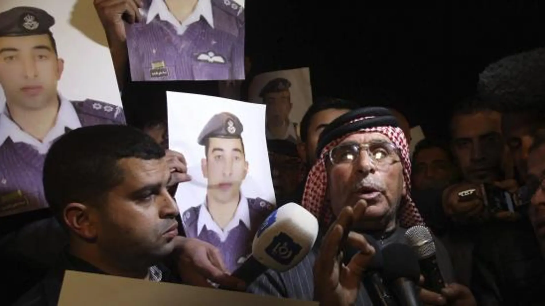 Safi Yousef (dcha), padre del piloto jordano Muaz Kasasbeh, a quien el grupo yihadista Estado Islámico (EI) ha amenazado con matar