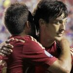 Silva se abraza a Jordi Alba tras uno de los goles de España