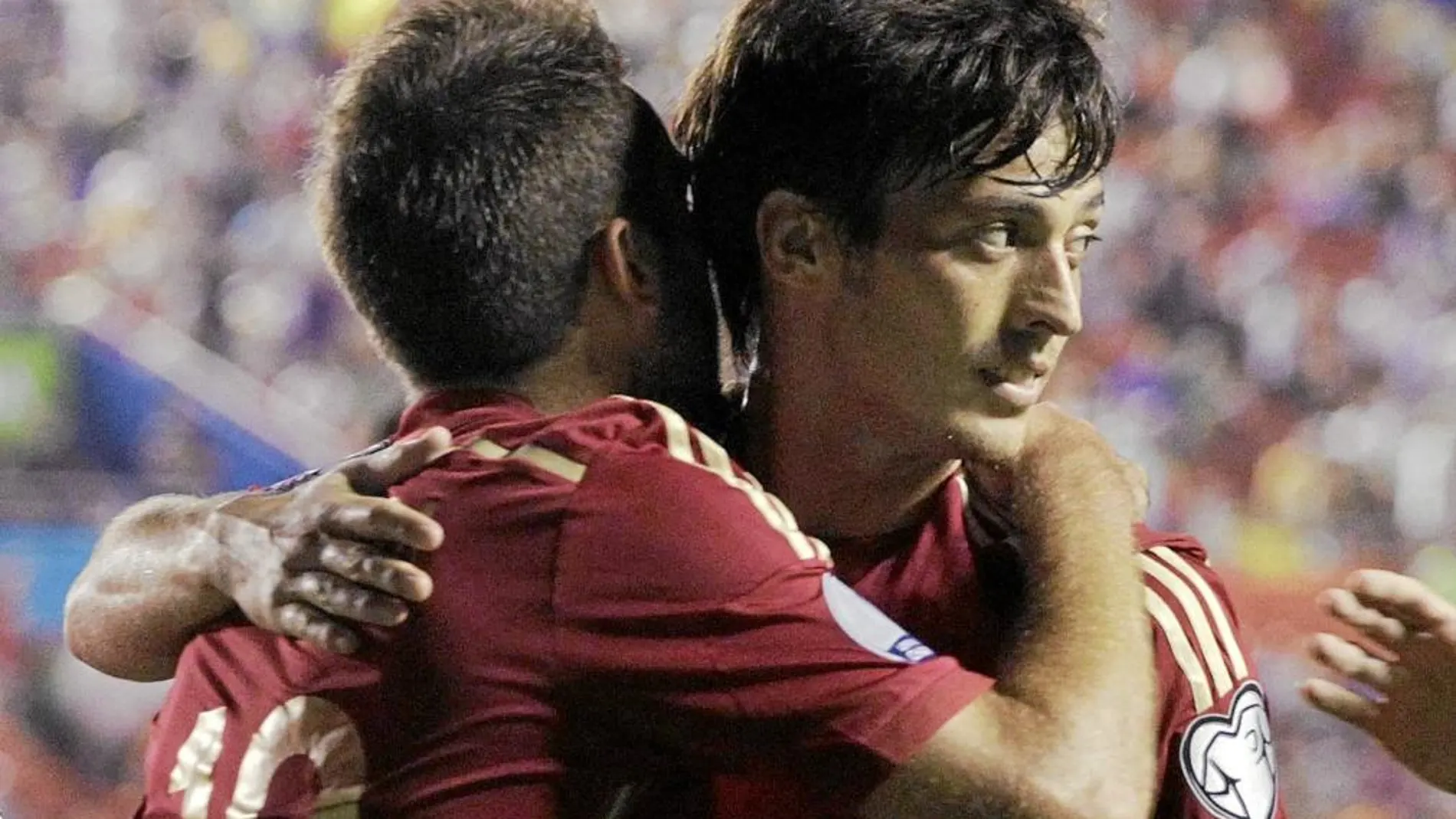Silva se abraza a Jordi Alba tras uno de los goles de España