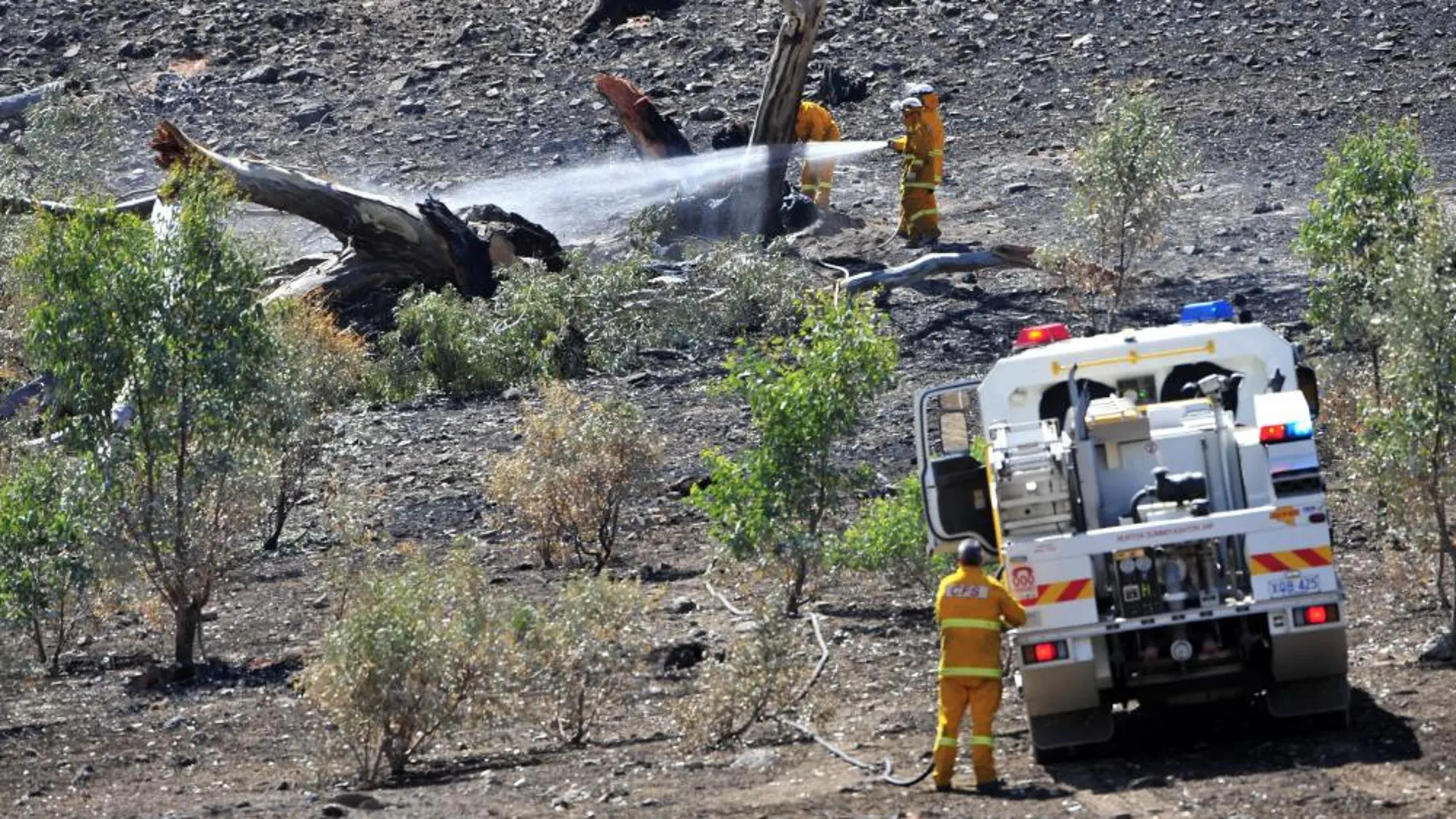 Bomberos combaten el fuego en el área de One Tree Hill, cerca a Adelaide (Australia) hoy, martes 6 de enero.