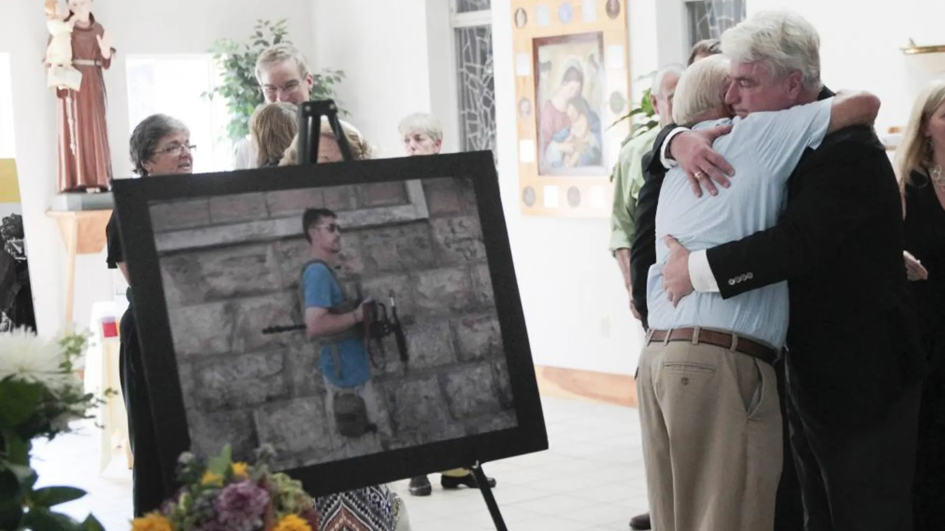 El padre del periodista recibe las condelencias antes del funeral celebrado en Rochester