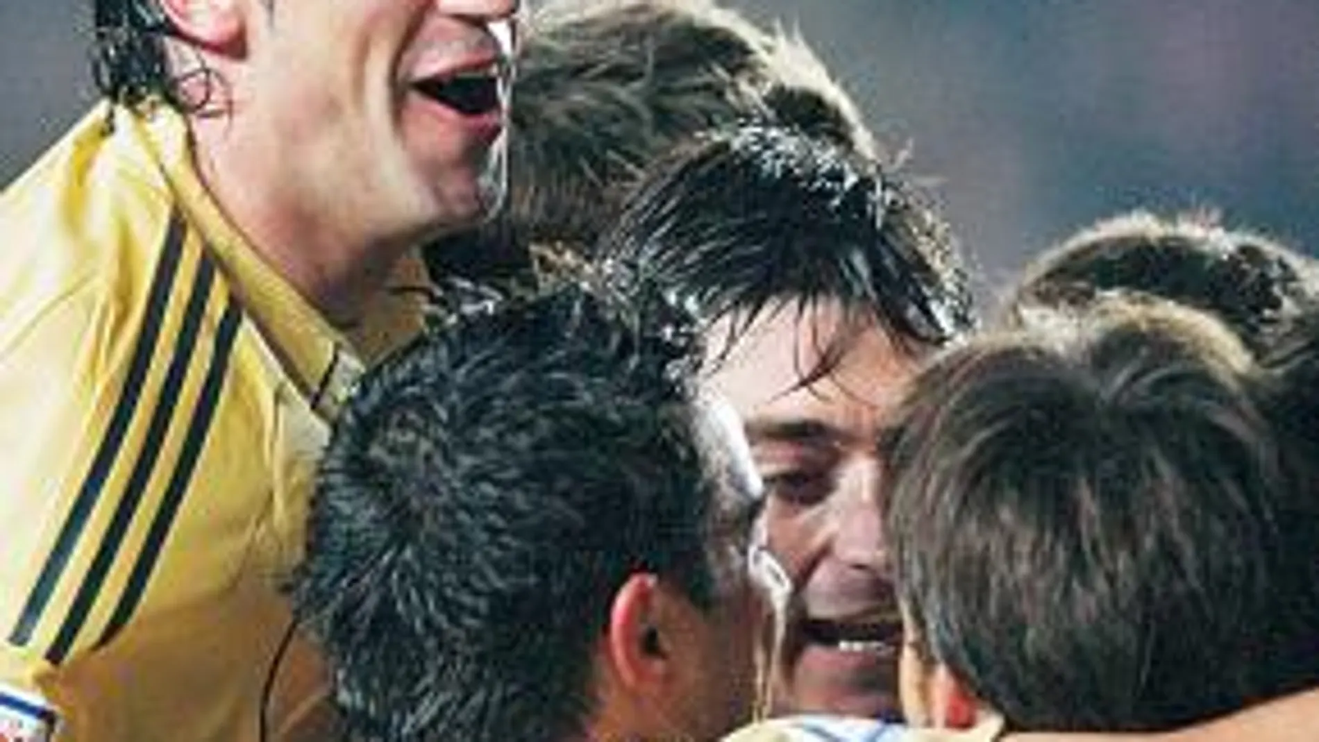 Los jugadores de la selección celebran el gol de Xabi Alonso