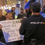 Un grupo de venezolanos protesta ayer, frente al Círculo de Bellas Artes