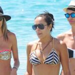 Vania Millán con unas amigos en la palaya en Ibiza.