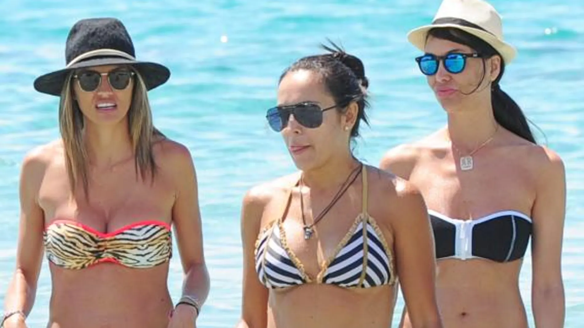 Vania Millán con unas amigos en la palaya en Ibiza.