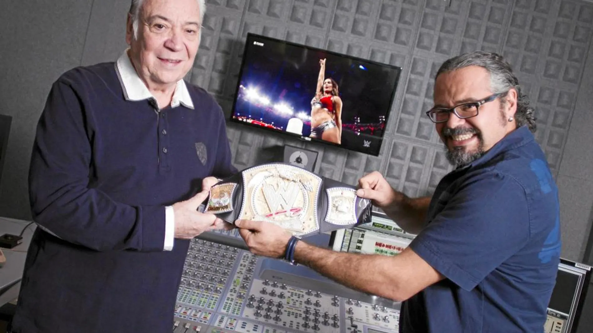 Héctor del Mar (izda.) y Fernando Costilla luchan literalmente en el estudio de grabación para doblar a los mejores luchadores del mundo