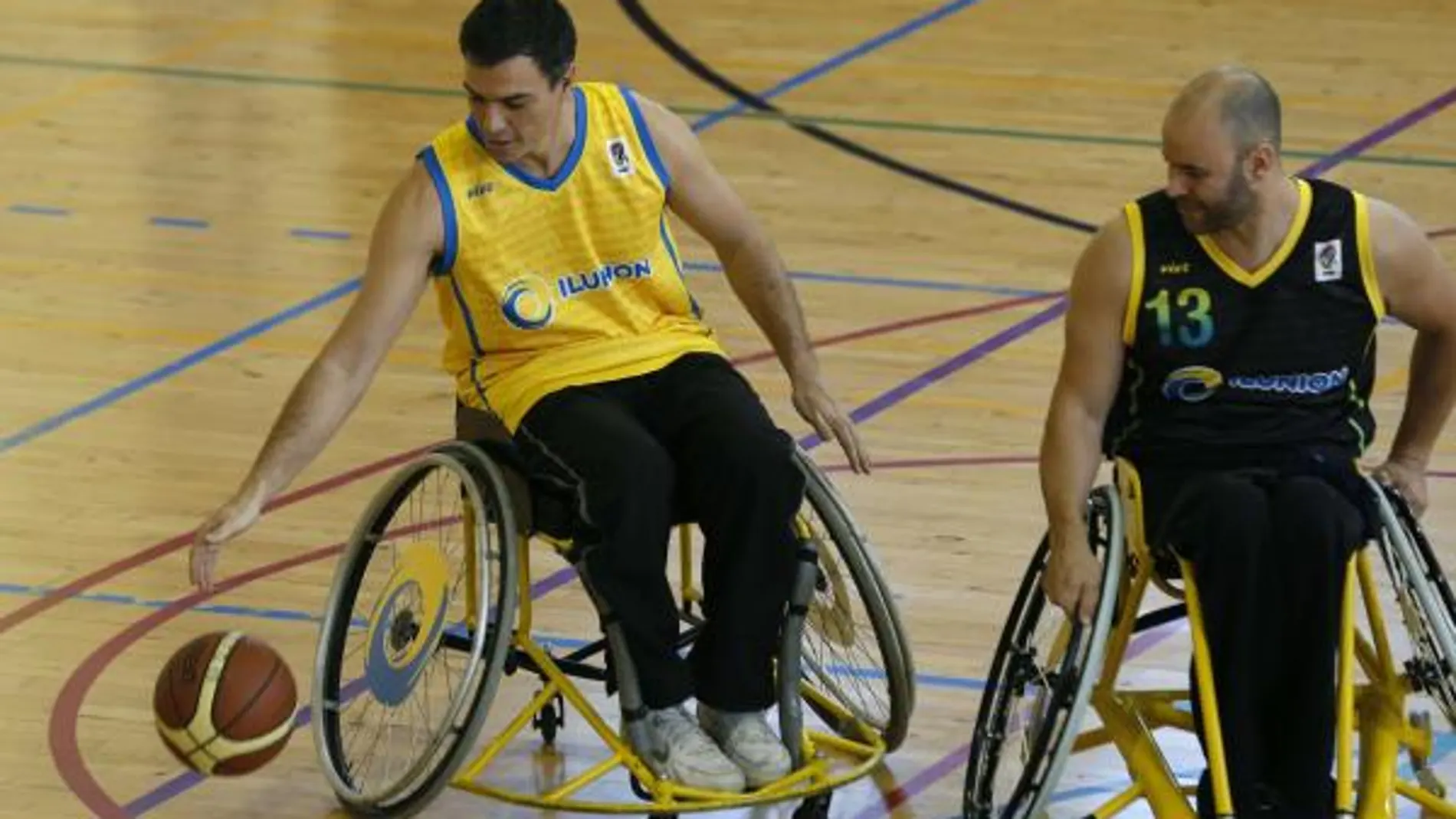 El líder del PSOE se subió a una silla de ruedas y jugó al baloncesto