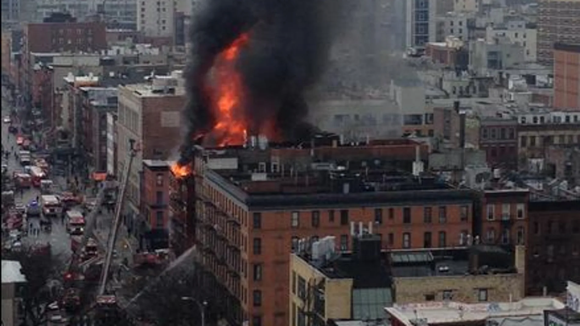 El edificio en llamas