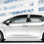 La nueva generación del Toyota Auris, que ya está a la venta, se distingue de las anteriores por tener mayores dimensiones, ampliar su espacio interior y por los retoques estéticos que afectan especialmente a la parte delantera.