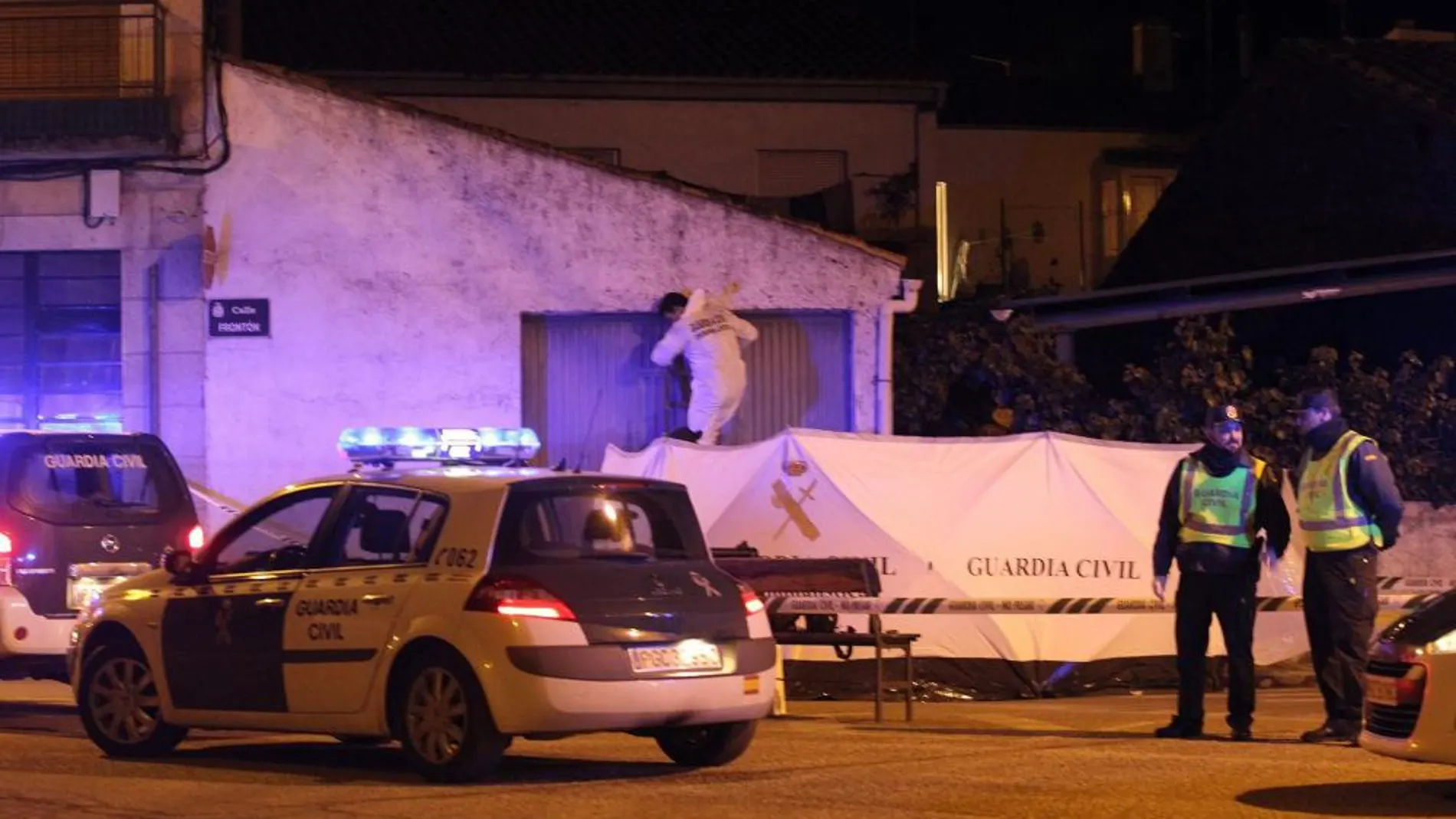 La Guardia Civil en el lugar donde han sido encontrados sin vida los cuerpos de una mujer de unos 45 años y su hijo de 22