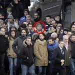 Un momento del entierro de 'Jimmy' en el cementerio de Feáns en A Coruña, al que asistieron unas 300 personas, entre las que se encontraba Augusto César Lendoiro (centro de la imagen en un círculo rojo).