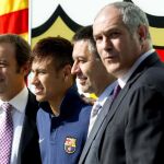 Neymar, durante su presentación con el Barcelona, acompañado de Rosell, Bartomeu y Zubizarreta.
